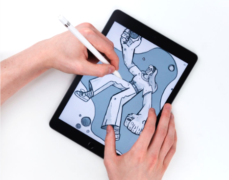 Chico dibujando en su Ipad como si fuera una tableta gráfica